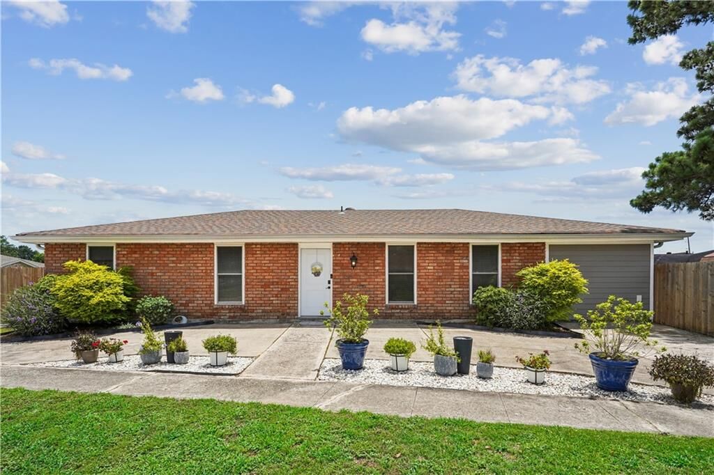 Property Photo: 801 Cameron Court LA 70065