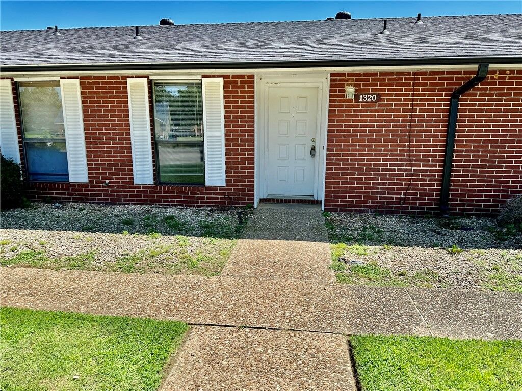 Property Photo:  1320 W Linden Street  AR 72756 