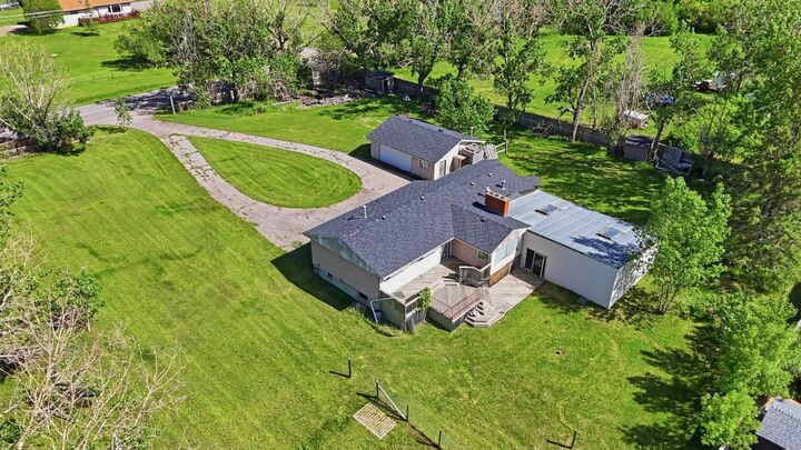 Property Photo: 587 East Lakeview Road AB T1X 1A4