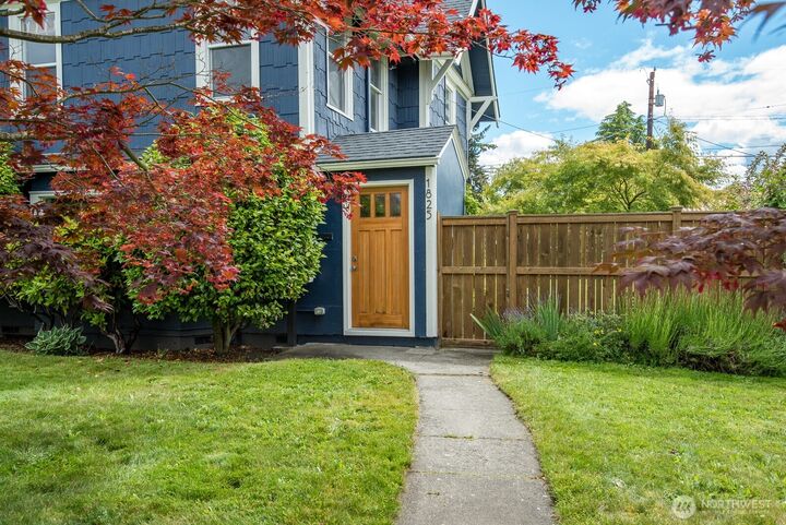 Property Photo:  1825  Rucker Avenue  WA 98201 