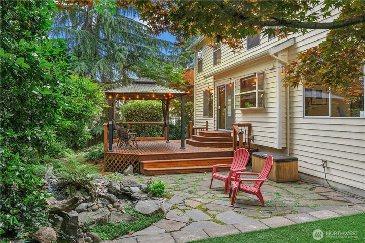 Property Photo:  5507  James Avenue SE  WA 98092 
