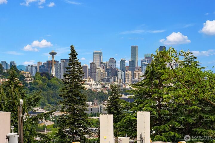 Property Photo:  2607 W Newton Street  WA 98199 