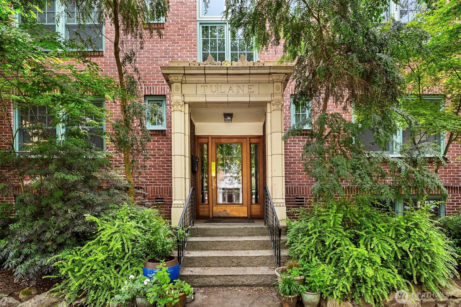 Property Photo: 408 Bellevue Avenue E 205 WA 98102