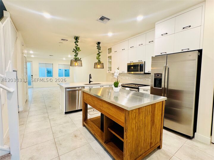 Property Photo:  10295 NW 64th Ter 104  FL 33178 