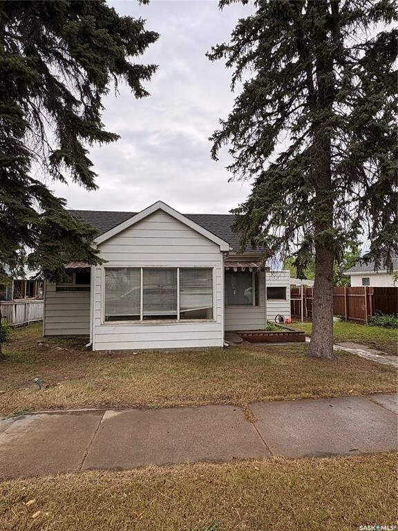 Property Photo: 58 Lillooet Street W SK S6H 4Y5