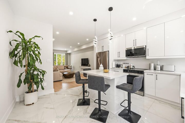 Property Photo: 21 Galleria Parkway 21 ON L3T 0A4