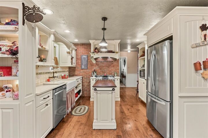 Property Photo:  1118 Flora St  PA 15212 
