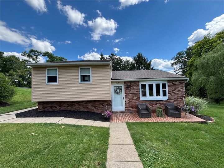Property Photo: 419 Patsy Dr PA 15044