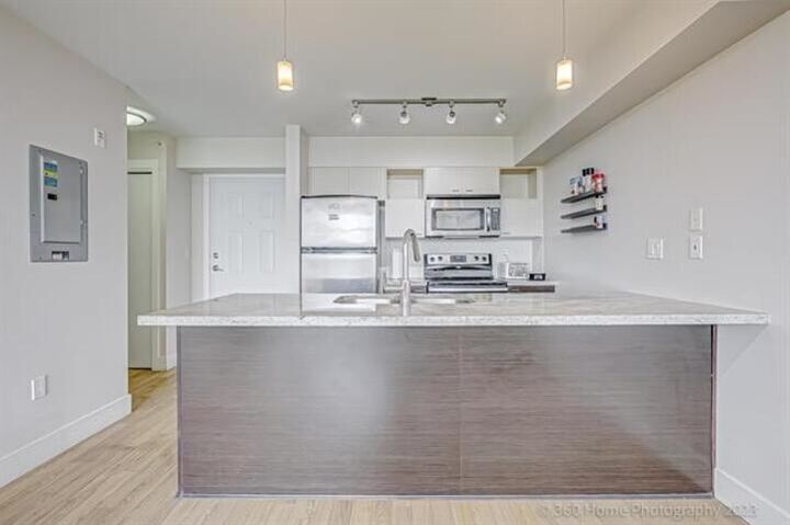 Property Photo: 7445 120 Street 403 BC V4C 0B3