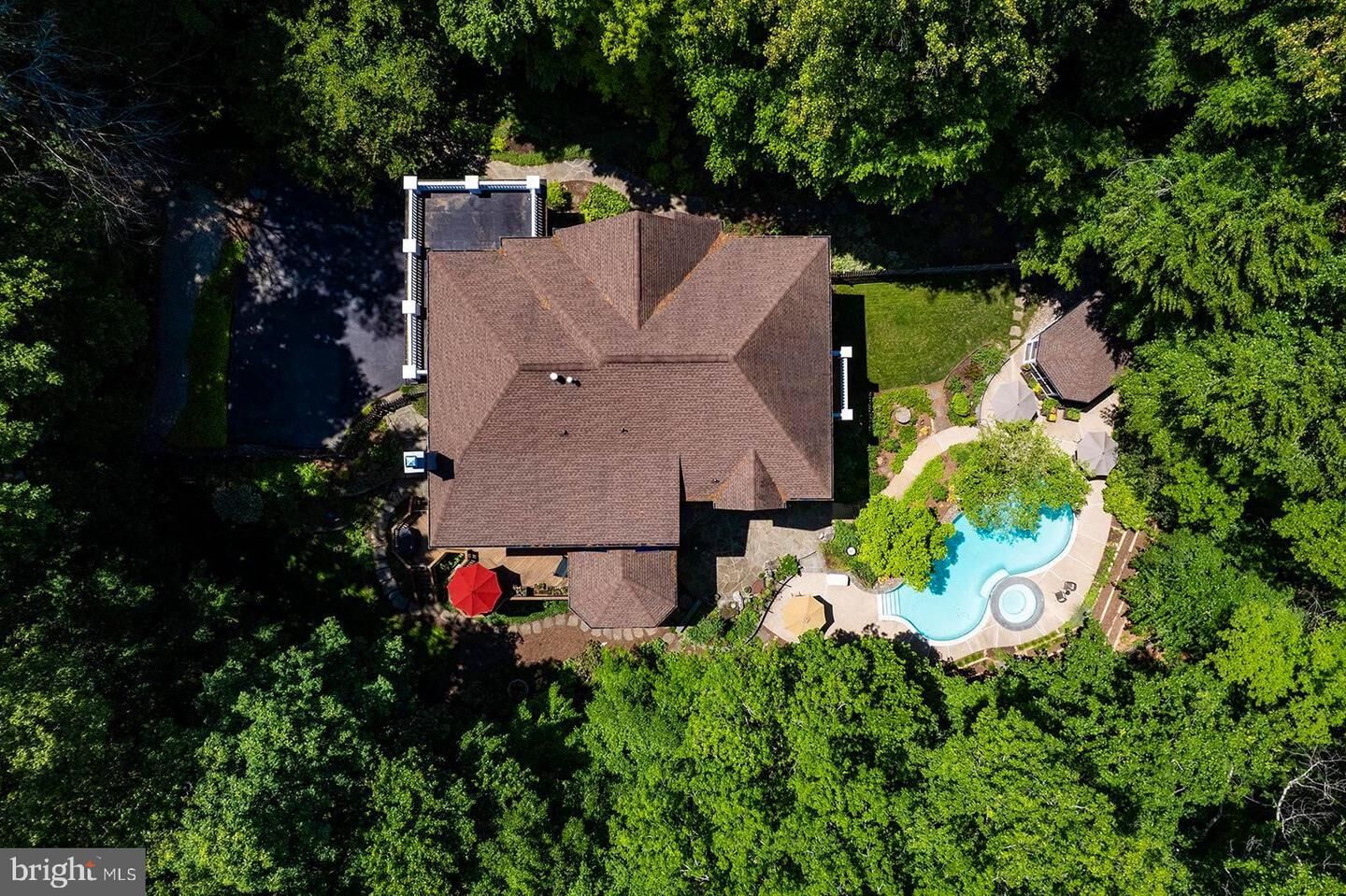Property Photo: 8615 Hampton Way VA 22039