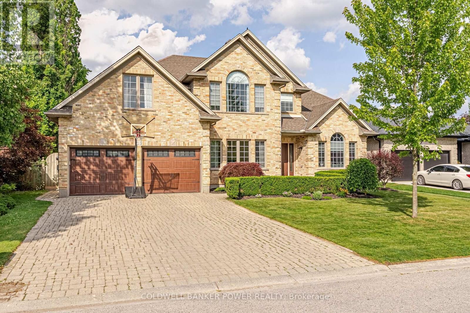 Property Photo: 153 Green Hedge Court ON N6H 5A4