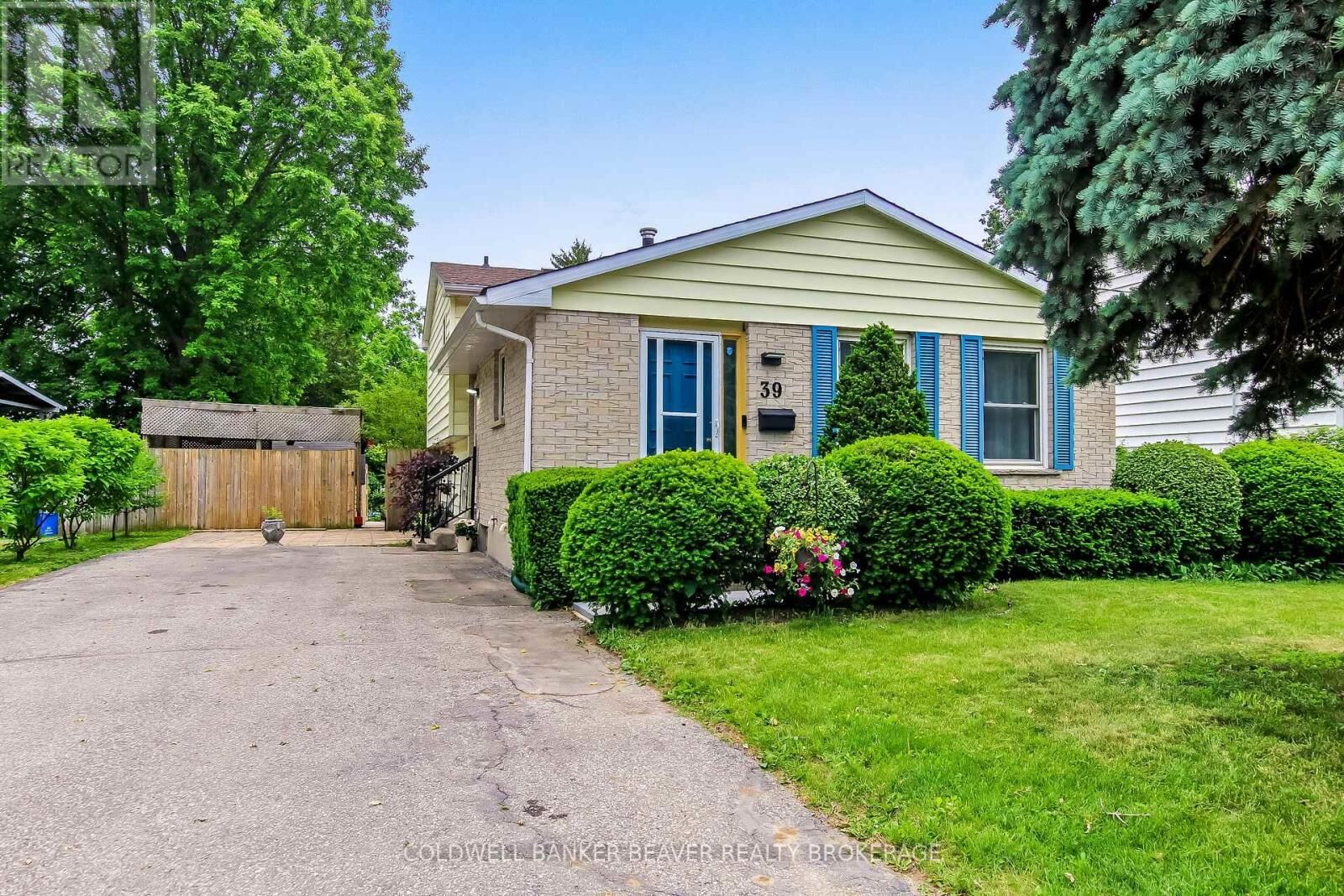 Property Photo:  39 South Edgeware Road South  ON N5P 2H5 