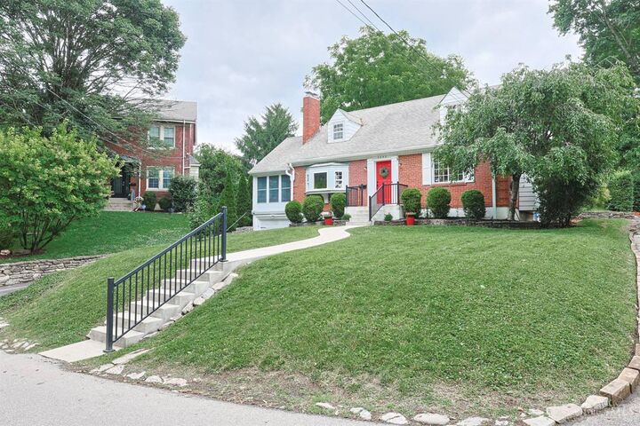 Property Photo: 5042 Collinwood Place OH 45227