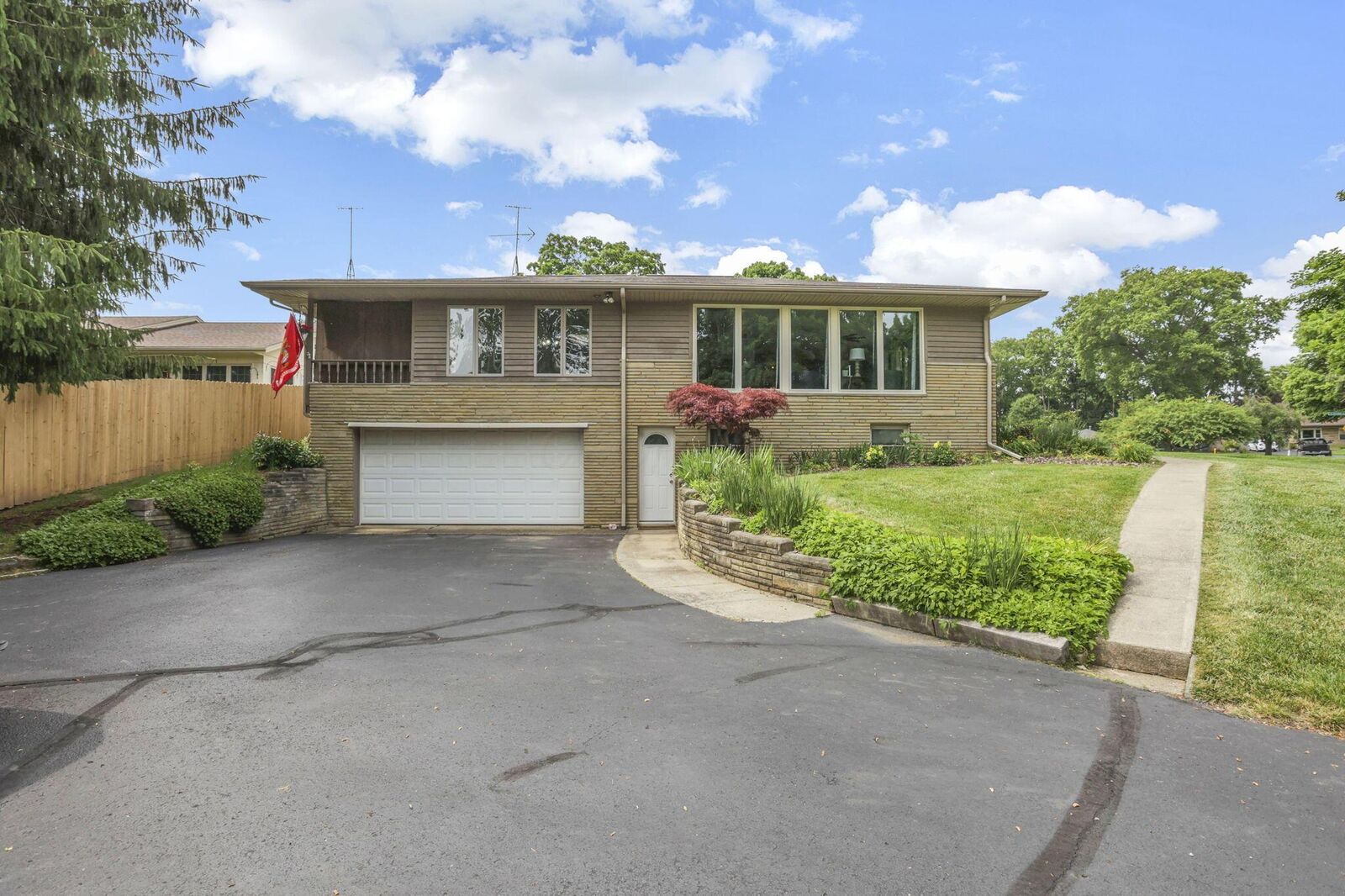 Property Photo: 855 E Village Drive OH 43055