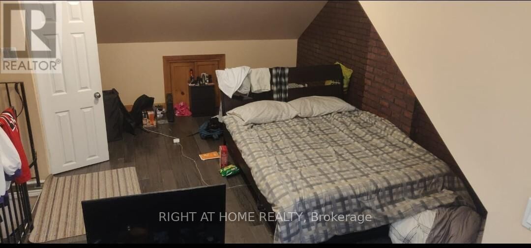 Property Photo:  104 Bleecker Street 2  ON M4X 1L8 