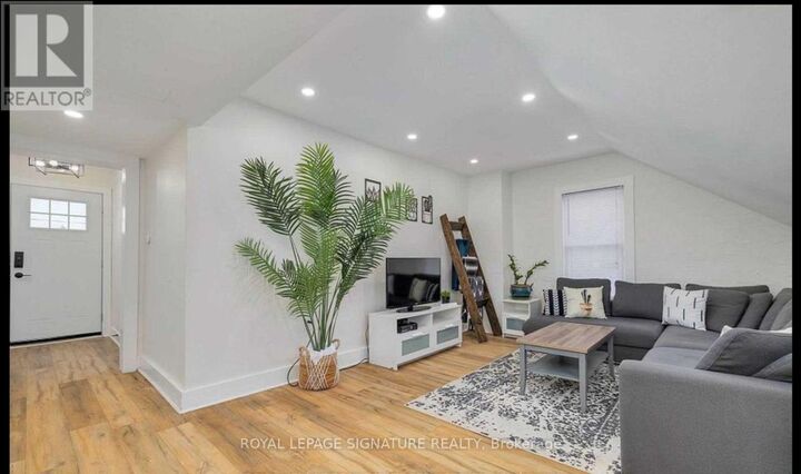 Property Photo:  659 Dolph Street North Upper  ON N3H 2B5 