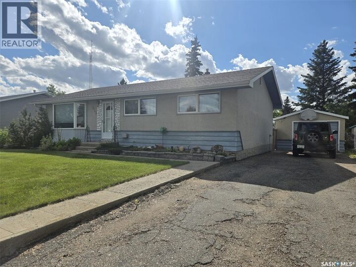 Property Photo:  613 3rd Street W  SK S0K 4W0 