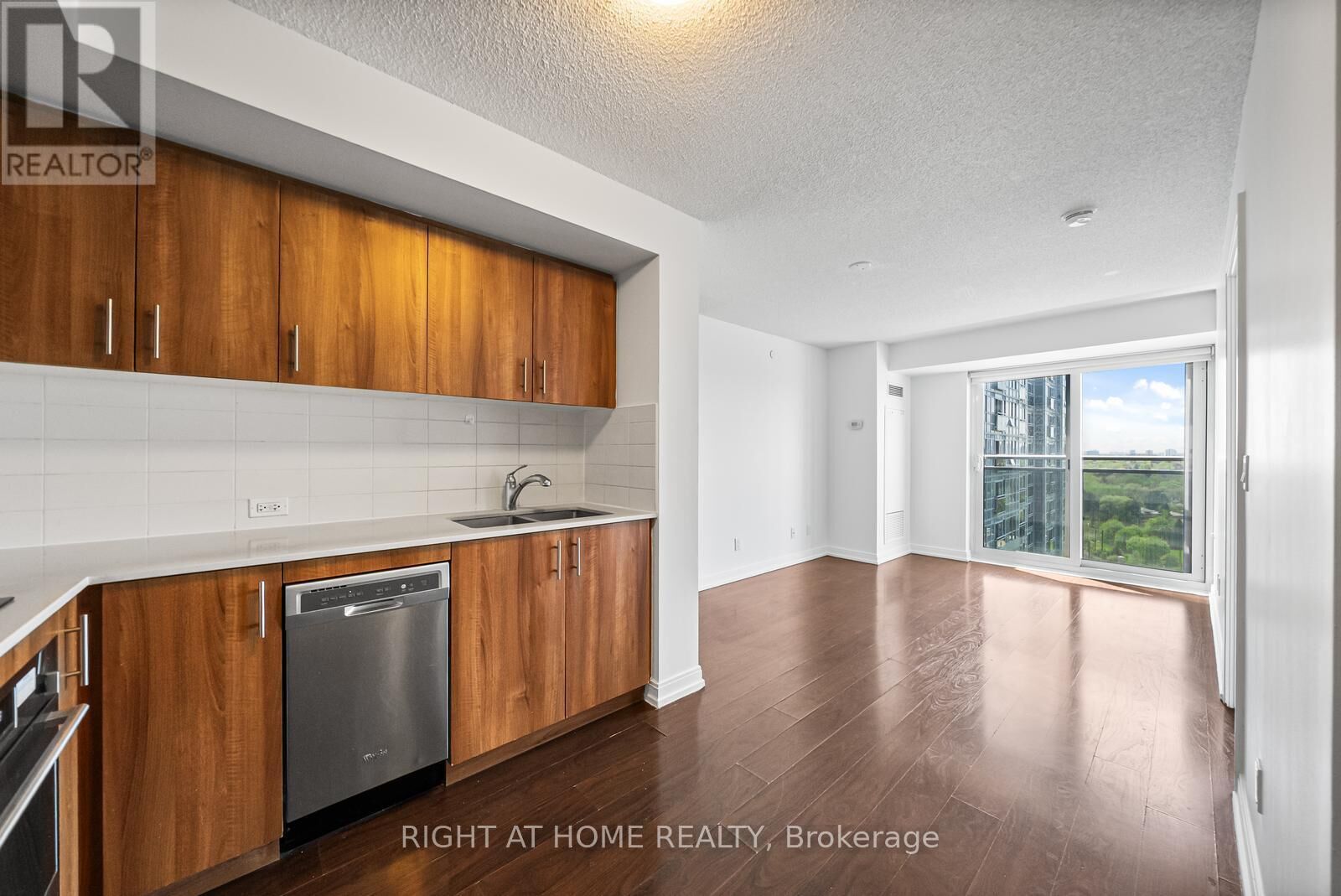 Property Photo:  255 Village Green Square 1505  ON M1S 0L7 