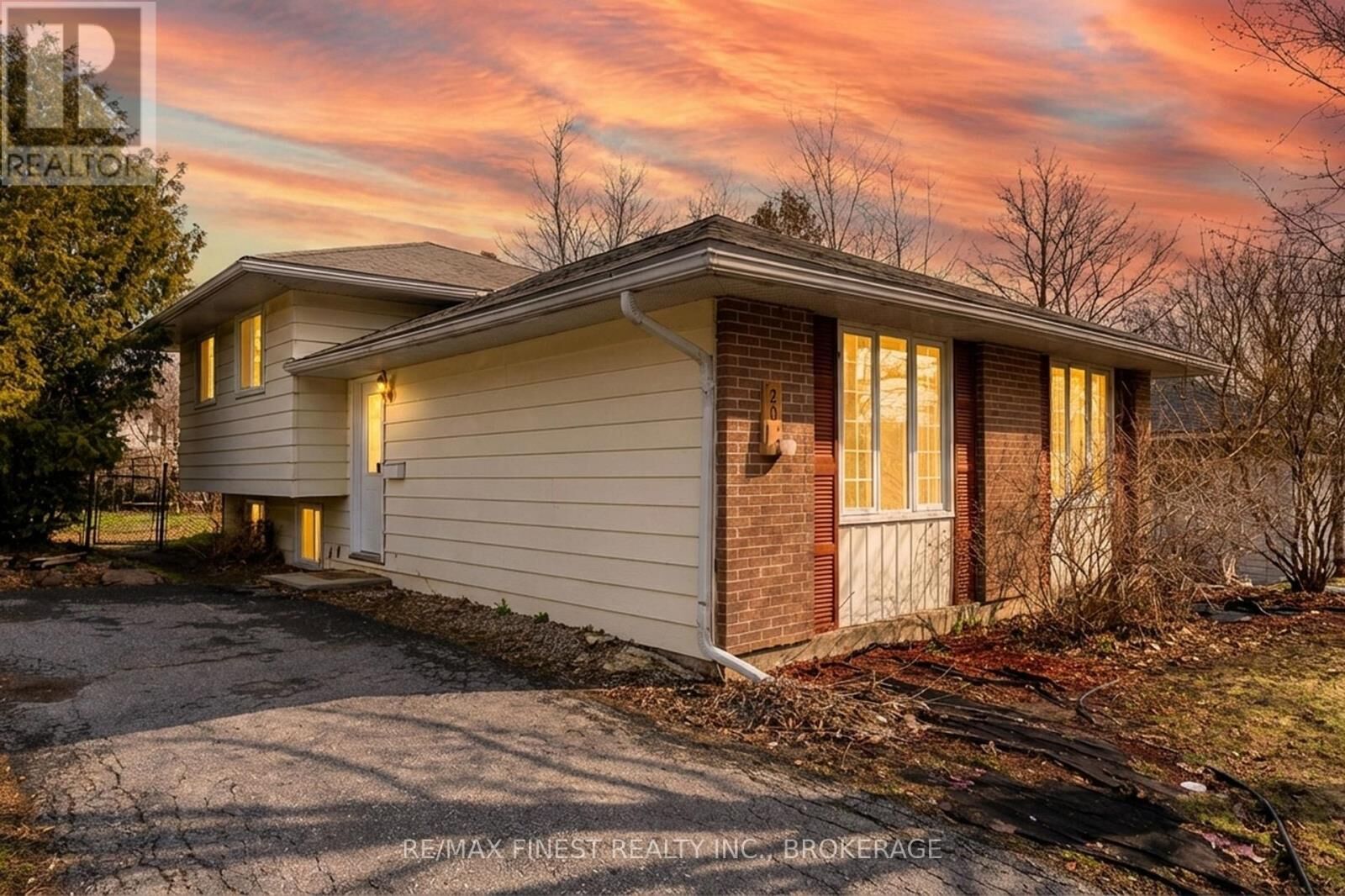 Property Photo:  20 Foster Street  ON K7M 6L6 