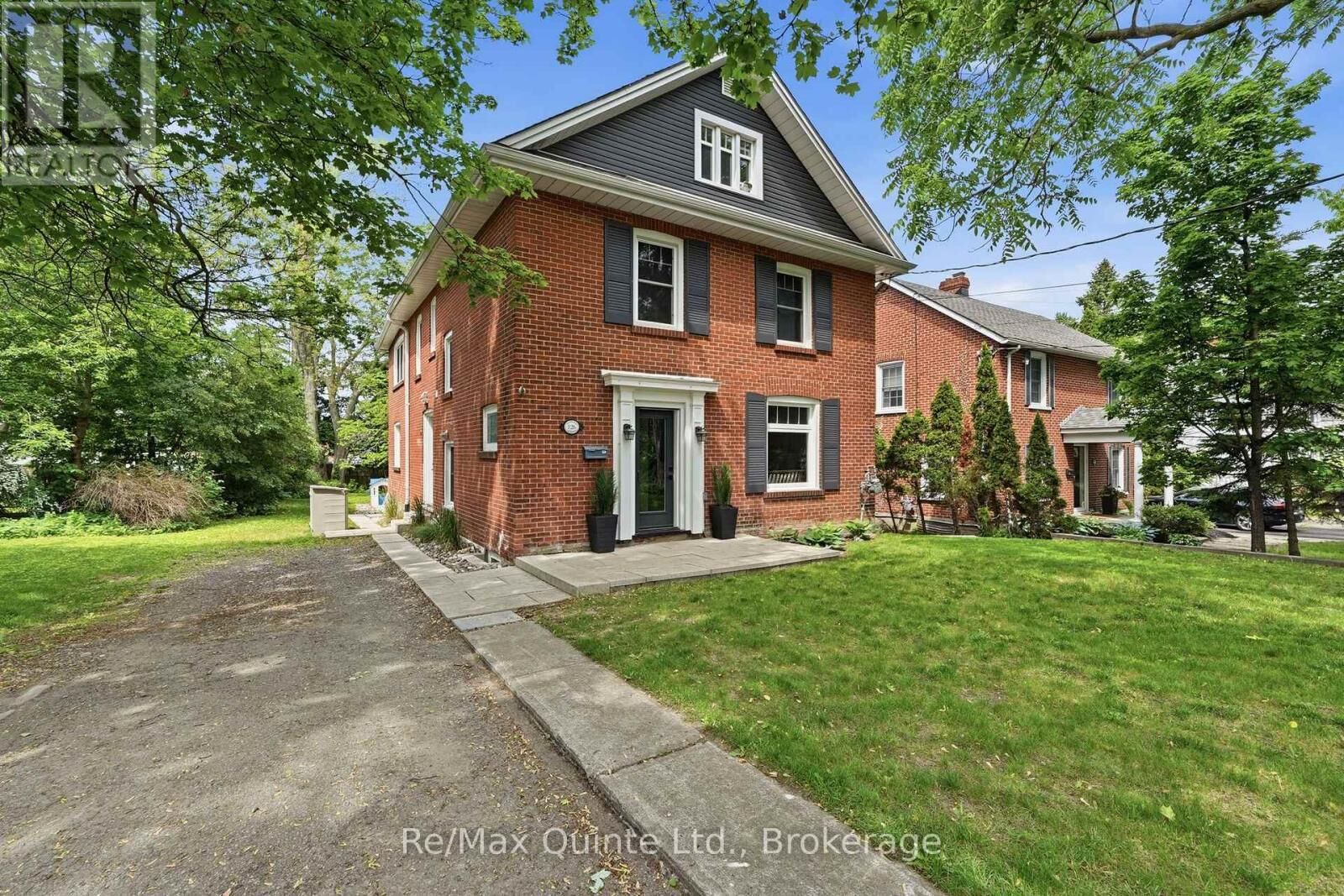 Property Photo:  126 Dufferin Avenue  ON K8N 3X1 