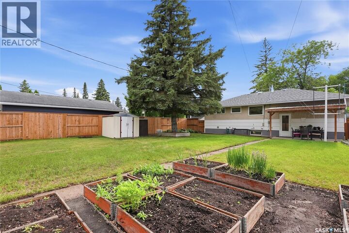 Property Photo:  2321 Munroe Avenue S  SK S7J 1S4 
