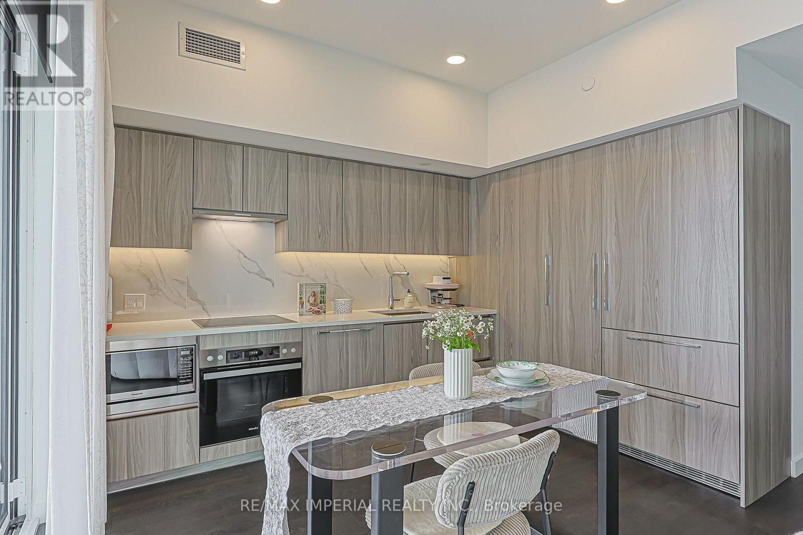 Property Photo:  1 Concord Cityplace Way 3510  ON M5V 0X3 