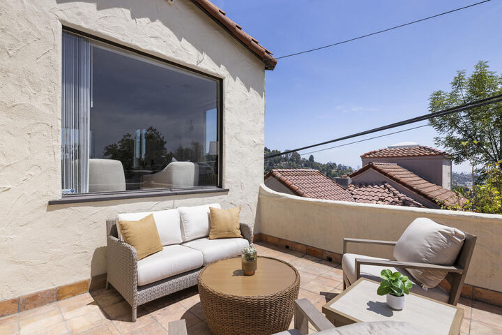 Property Photo:  3756 Clayton Avenue W  CA 90027 
