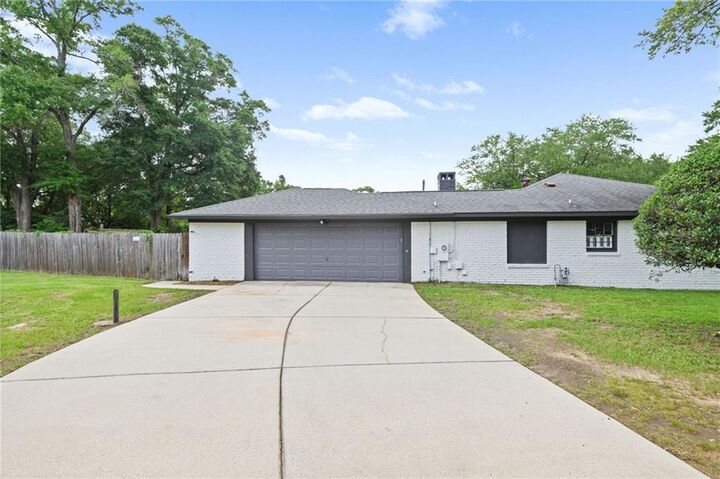 Property Photo:  424 Hounds Run W  AL 36608 