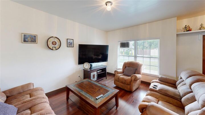 Property Photo:  402 E Maple Street  FL 34787 