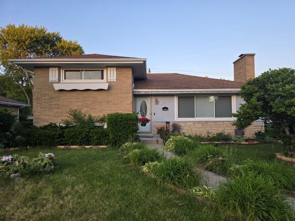 Property Photo:  2321 Walnut Street  IL 60087 