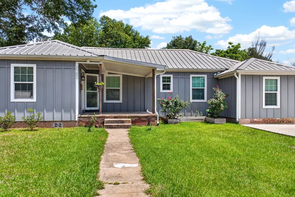 Property Photo:  1302 Avalon Drive  TX 75901 