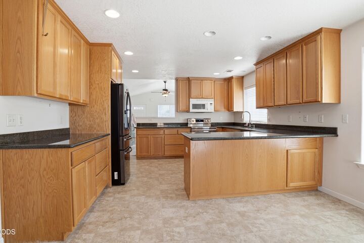 Property Photo:  1005 N 10th Street  OR 97502 