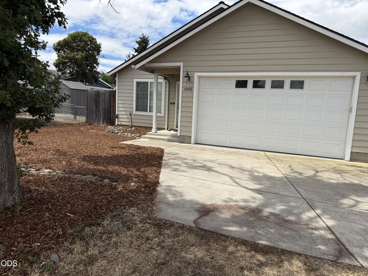 Property Photo:  1005 N 10th Street  OR 97502 