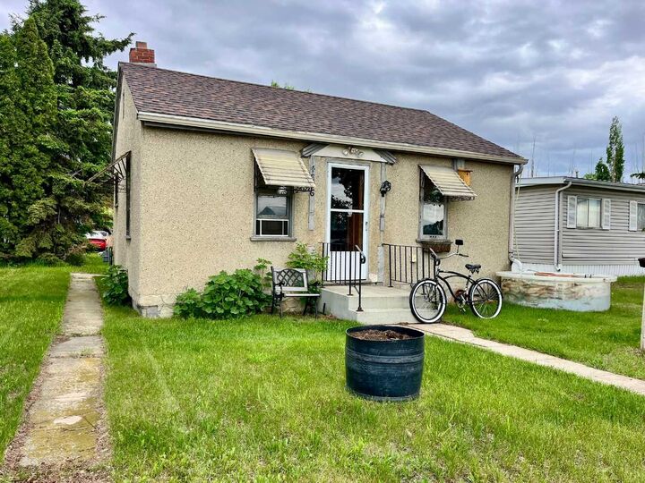 Property Photo:  4836 51 Avenue  AB T0B 4N0 