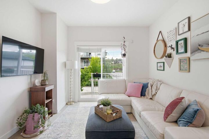 Property Photo:  5305 32 Avenue SW 2101  AB T3E 8A2 