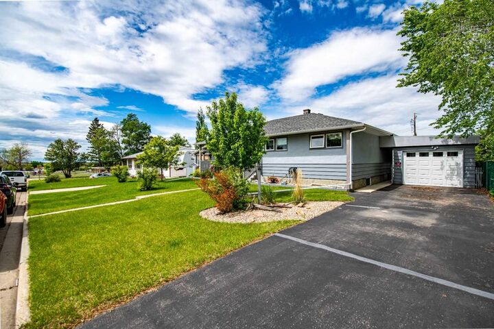 Property Photo:  5024 43 Street  AB T4G 1K2 