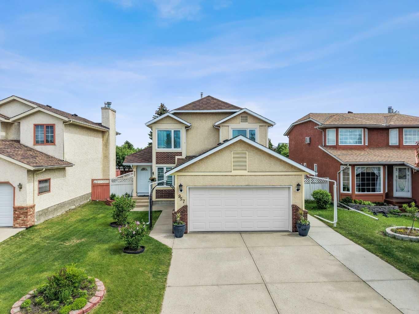Property Photo:  957 Applewood Drive SE  AB T2A 7M7 