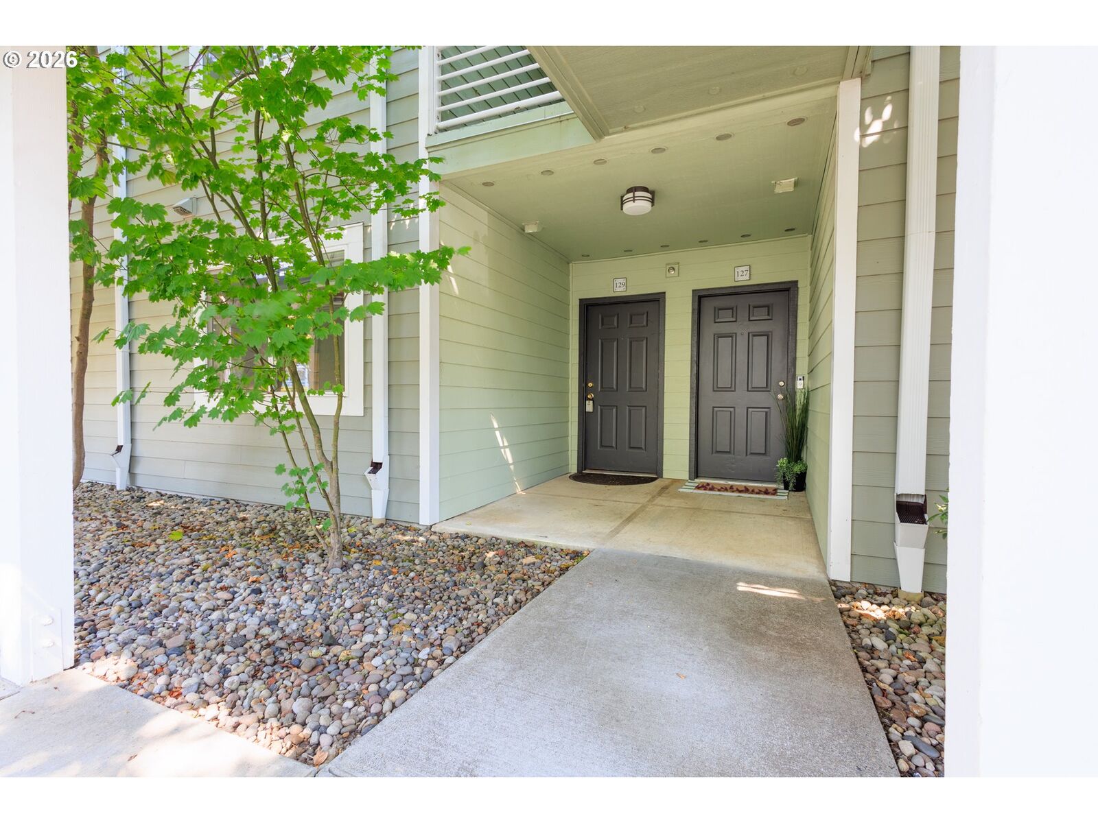 Property Photo:  129 N Hayden Bay Dr Bldg  F  OR 97217 