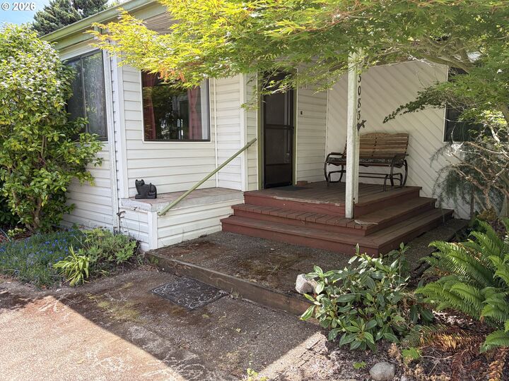 Property Photo: 3083 Stapp Dr OR 97408