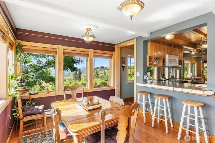 Property Photo:  