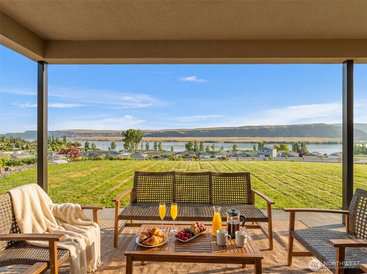 Property Photo:  9072 NW Trellis Lane  WA 98848 