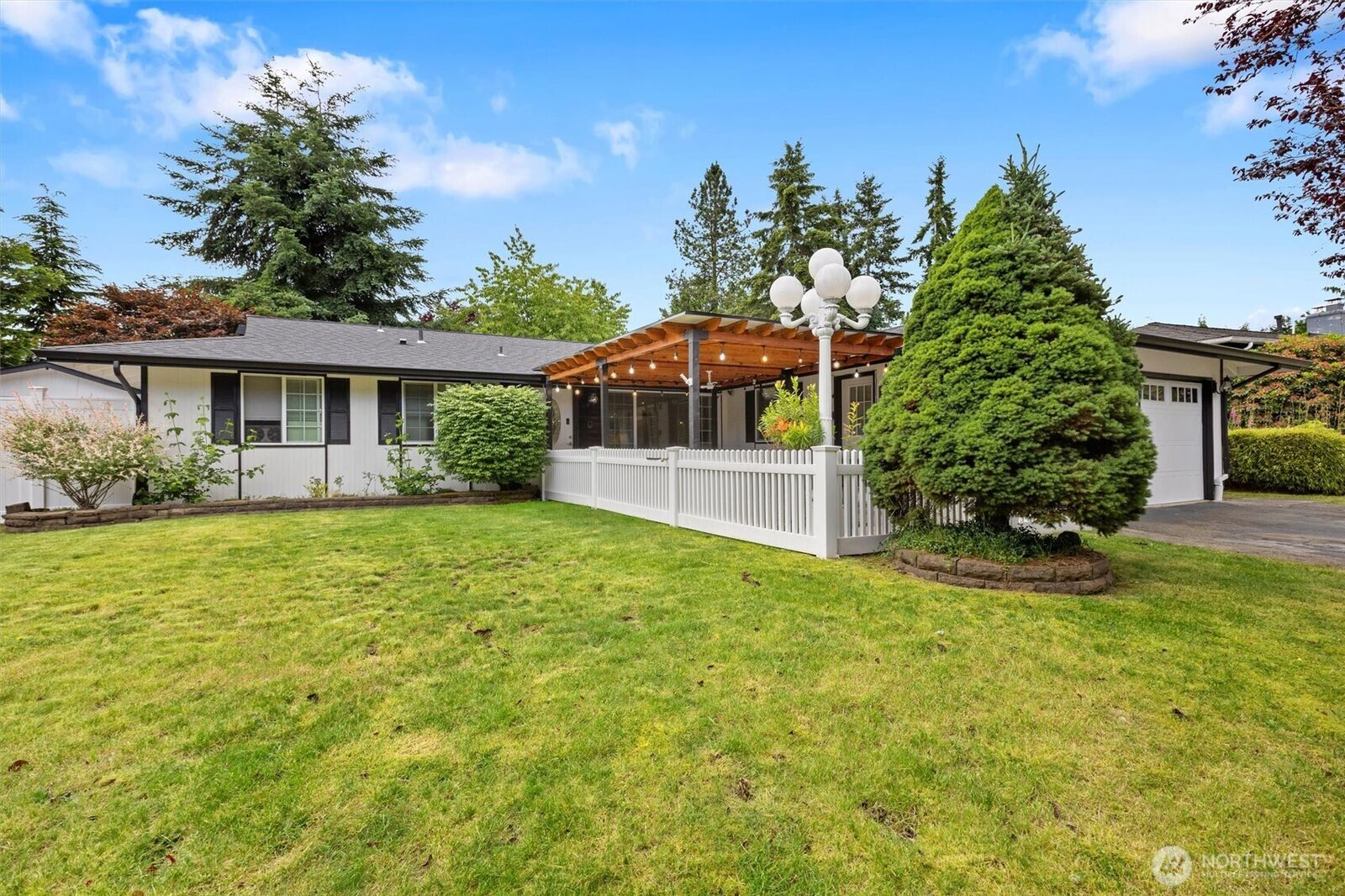 Property Photo: 7624 141st Avenue NE WA 98052