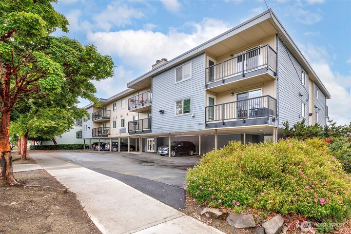 Property Photo: 9255 Greenwood Avenue N 31 WA 98103