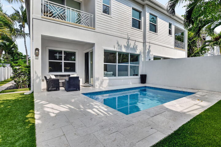 Property Photo:  500 NE Wavecrest Way  FL 33432 