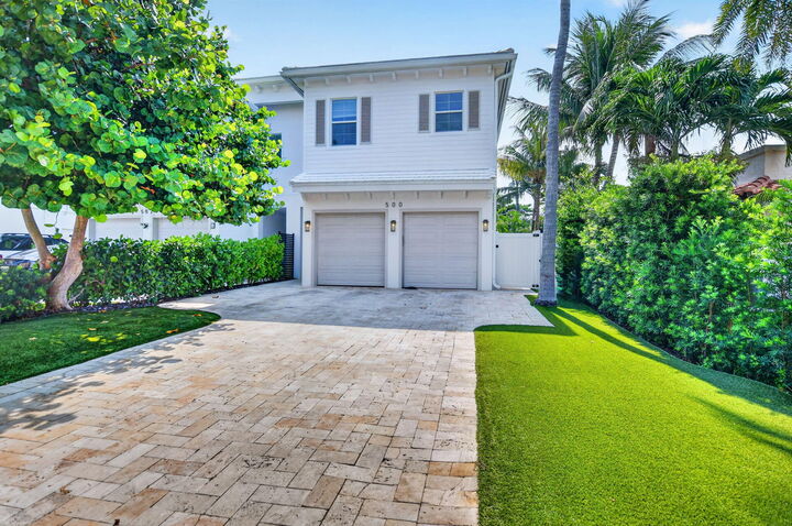 Property Photo:  500 NE Wavecrest Way  FL 33432 