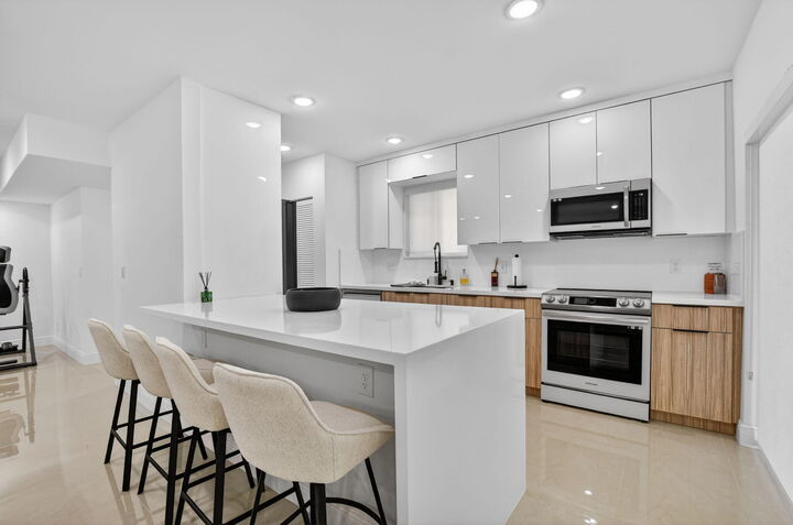 Property Photo:  6335 Longboat Lane W E104  FL 33433 