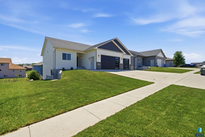 Property Photo:  1006 N Archer Dr  SD 57103 