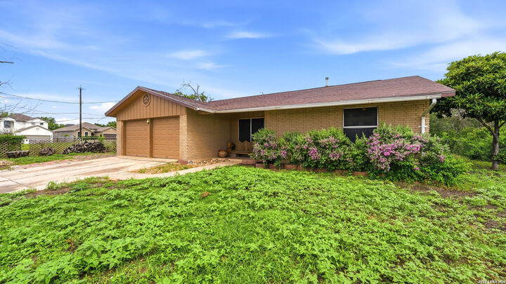 Property Photo:  103 7th St  TX 78109 