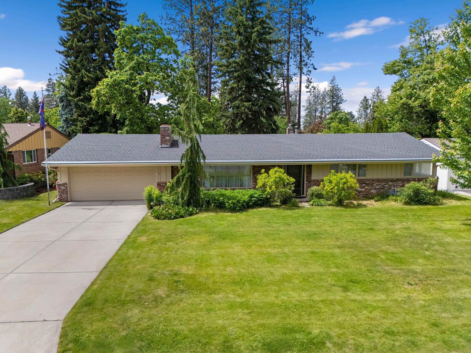 Property Photo: 4218 S Helena St WA 99203