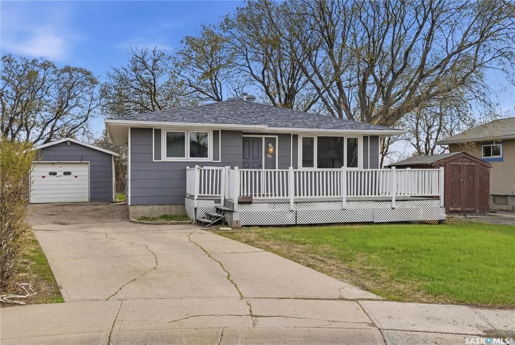 Property Photo: 94 Lloyd Crescent SK S4R 6C1